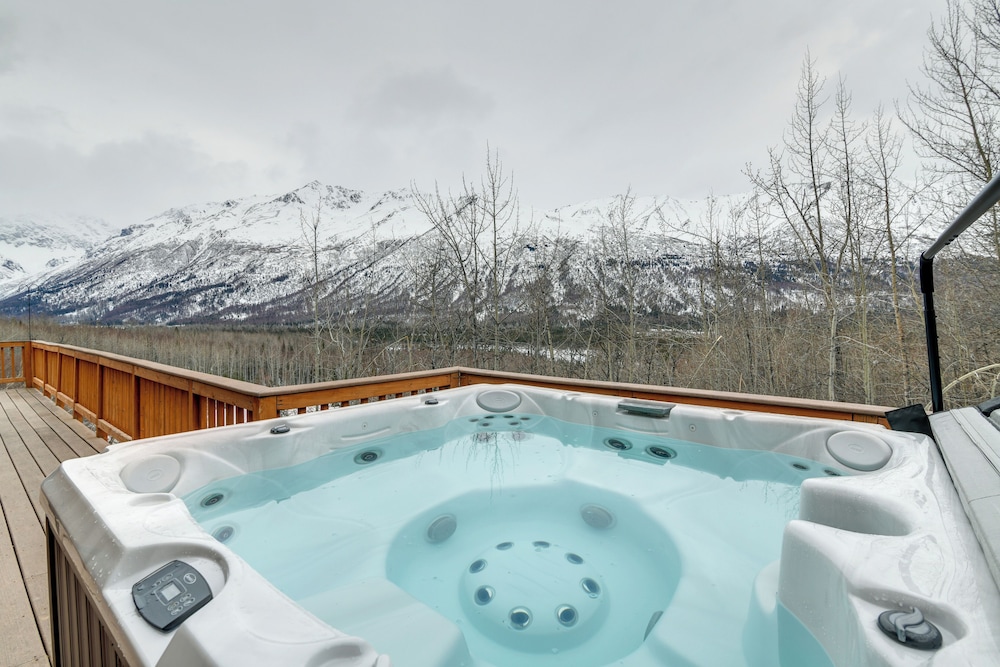 Alaskan Mountain Gem With Private Hot Tub & Gym in Eagle River, United States