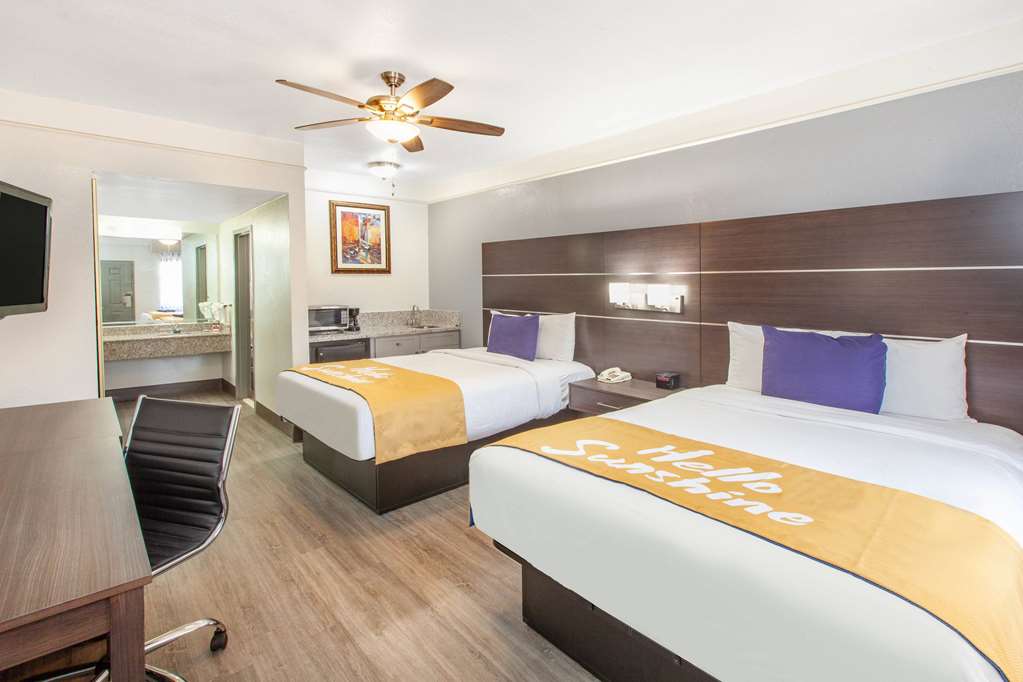 Days Inn & Suites by Wyndham Webster NASA ClearLake Houston - photo 9