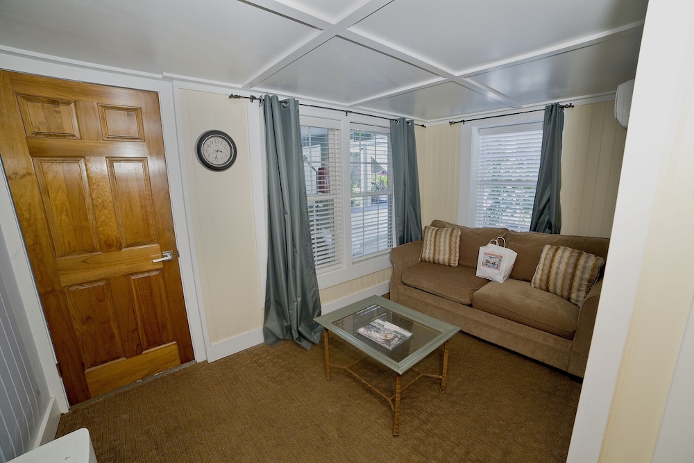 Georgianne Inn & Suites - photo 28