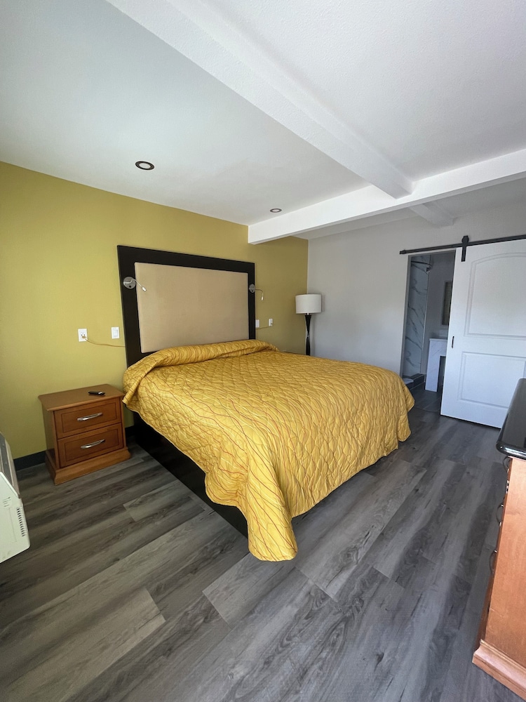 Stadium Inn & Spas - photo 17