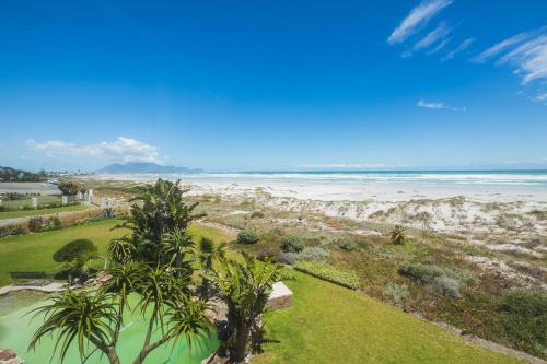 14 Penguin Place Melkbosstrand — 4-Star Luxury Hotel in Cape Town, South Africa