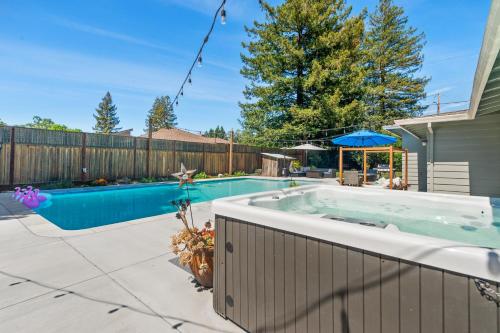 Happy House Getaway Pool Hot Tub & Wine Country — 4-Star Luxury Hotel in Santa Rosa, United States