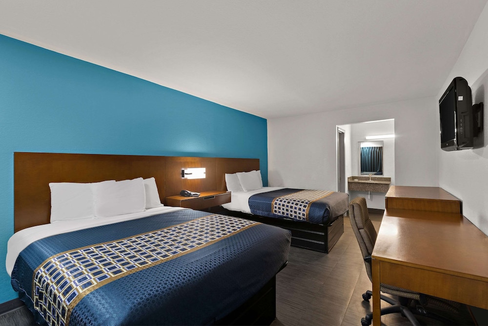 Econo Lodge Commerce - photo 34