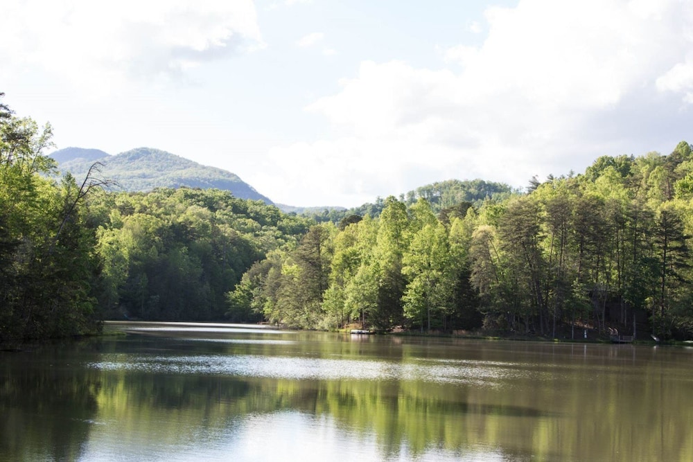 Creekside Cottage — 4-Star Luxury Hotel in Lake Lure, United States