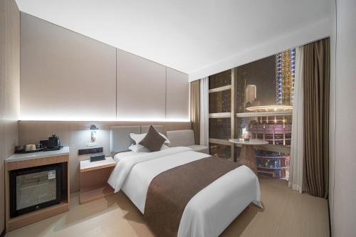 Yijia Hotel Jiefangbei Hongya Cave - carbon neutral hotel in Chongqing