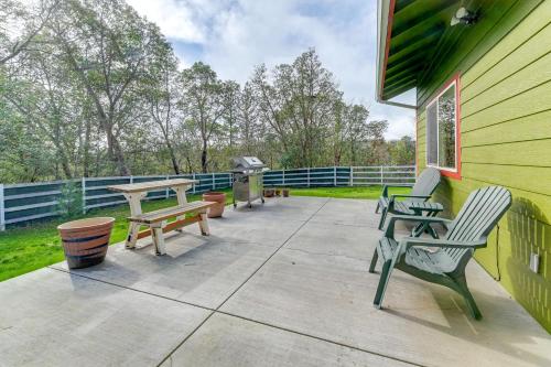 Charming Grants Pass Cottage W Patio And Gas Grill 19673362 — Grants Pass