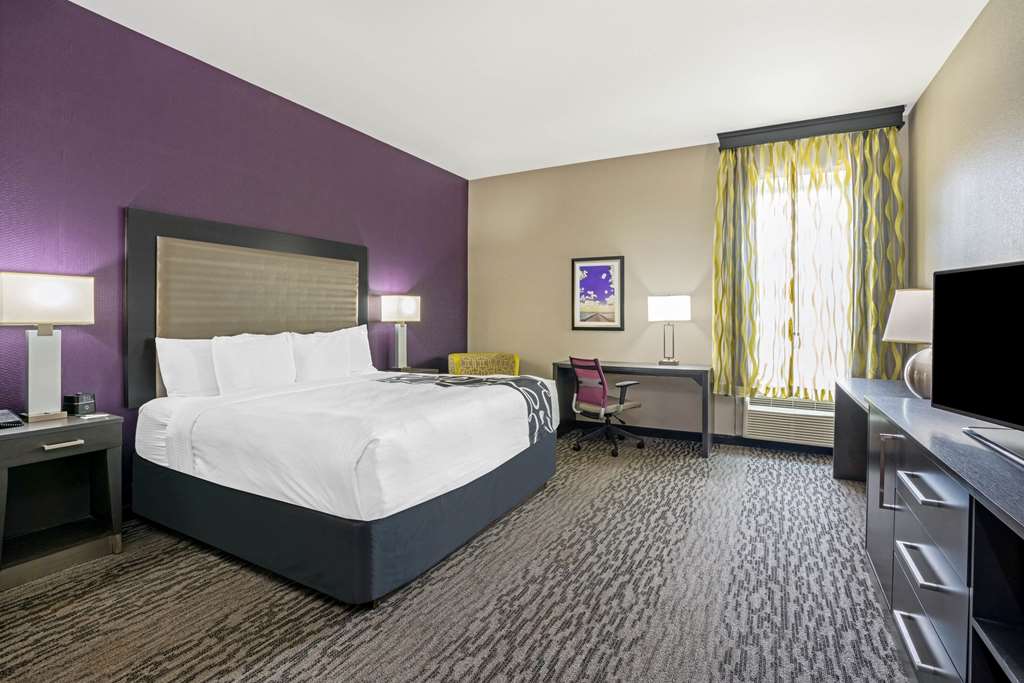 La Quinta Inn & Suites by Wyndham College Station South - photo 27