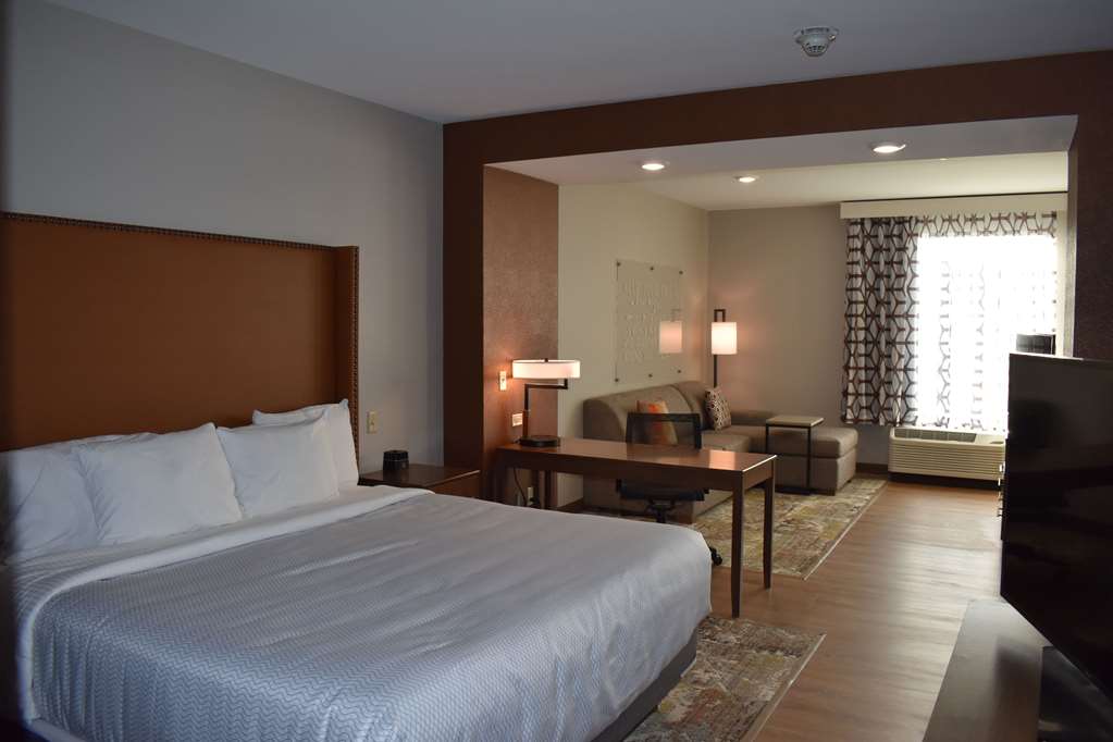 La Quinta Inn & Suites by Wyndham Flagstaff East I - photo 20