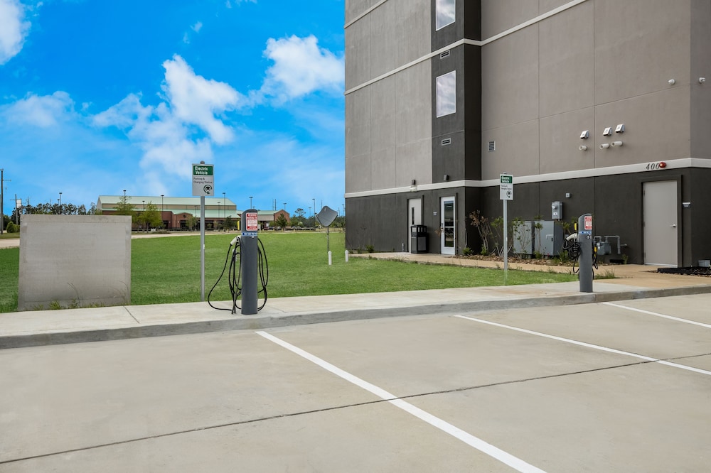 La Quinta Inn & Suites by Wyndham Sulphur - photo 24