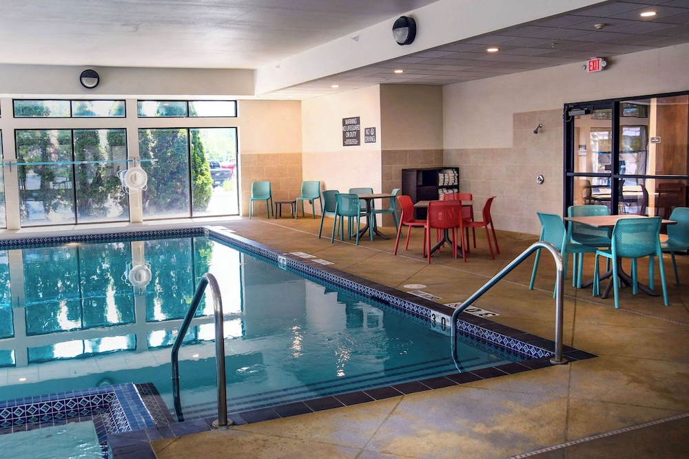 Comfort Inn & Suites NW Milwaukee - photo 49