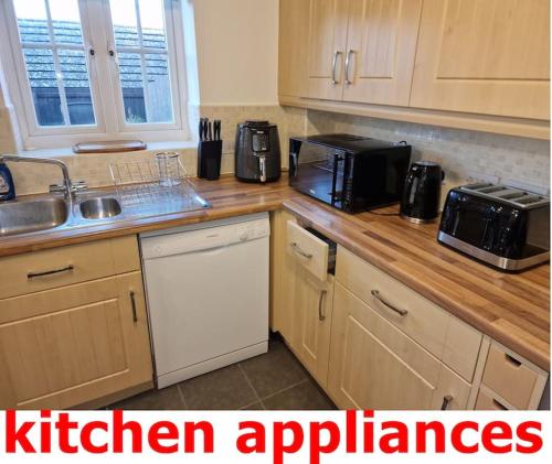 NightRest Homes 6 Bedroom House Smart TV In each Room Parking Wifi Milton Keynes — 4-Star Luxury Hotel in Milton Keynes, United Kingdom