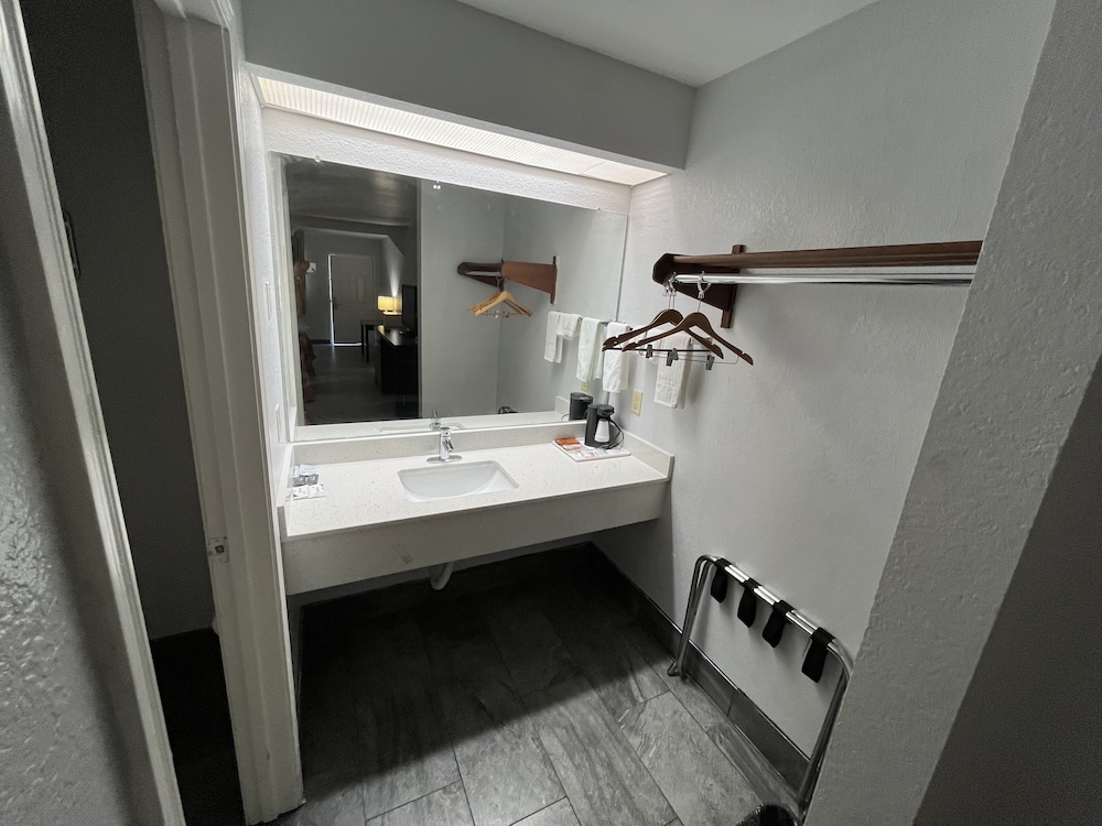 Atria Inn & Suites - photo 12
