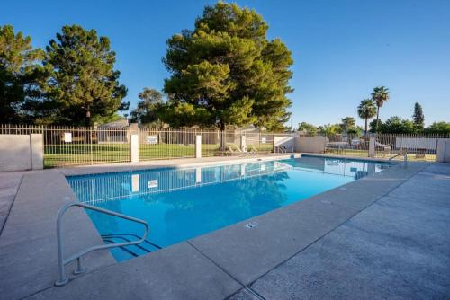Modern 2BR Mesa Condo in Central Location with Pool Access — 4-Star Luxury Hotel in Mesa, United States