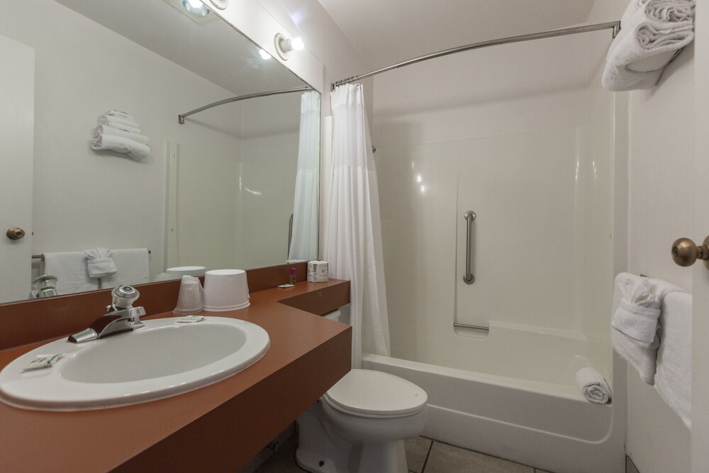 Cozy Cove Beachfront Resort Inn - photo 39