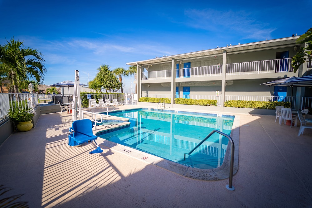 Dockside Inn & Resort - photo 26