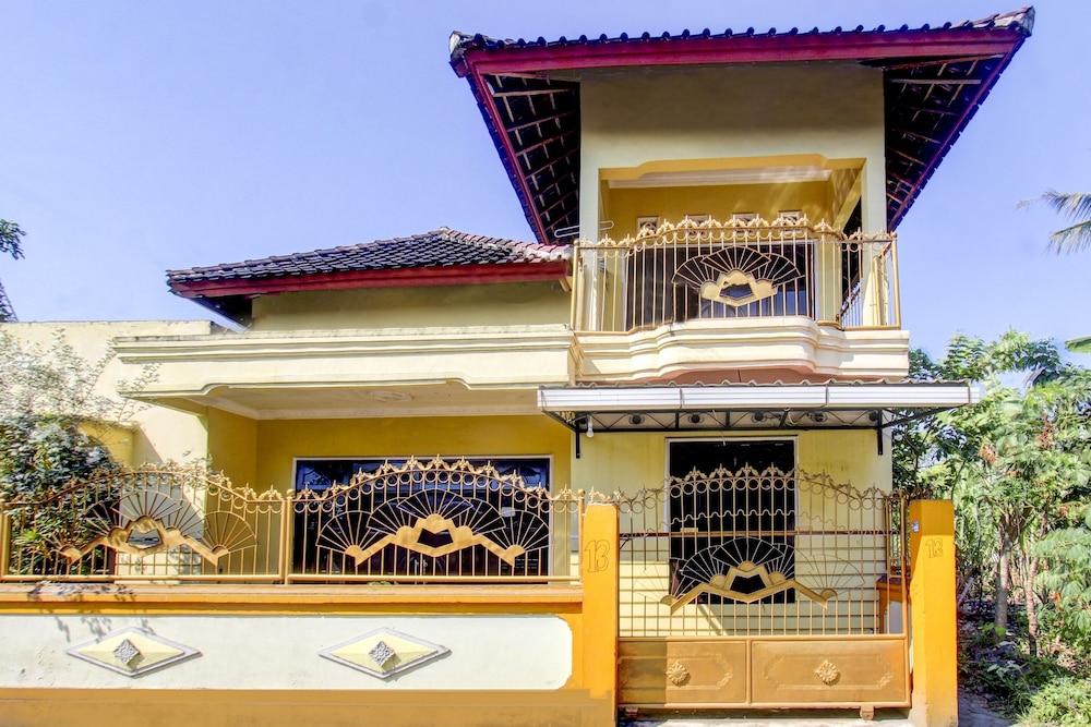 OYO Life 92846 Kost Putra Griya Eka