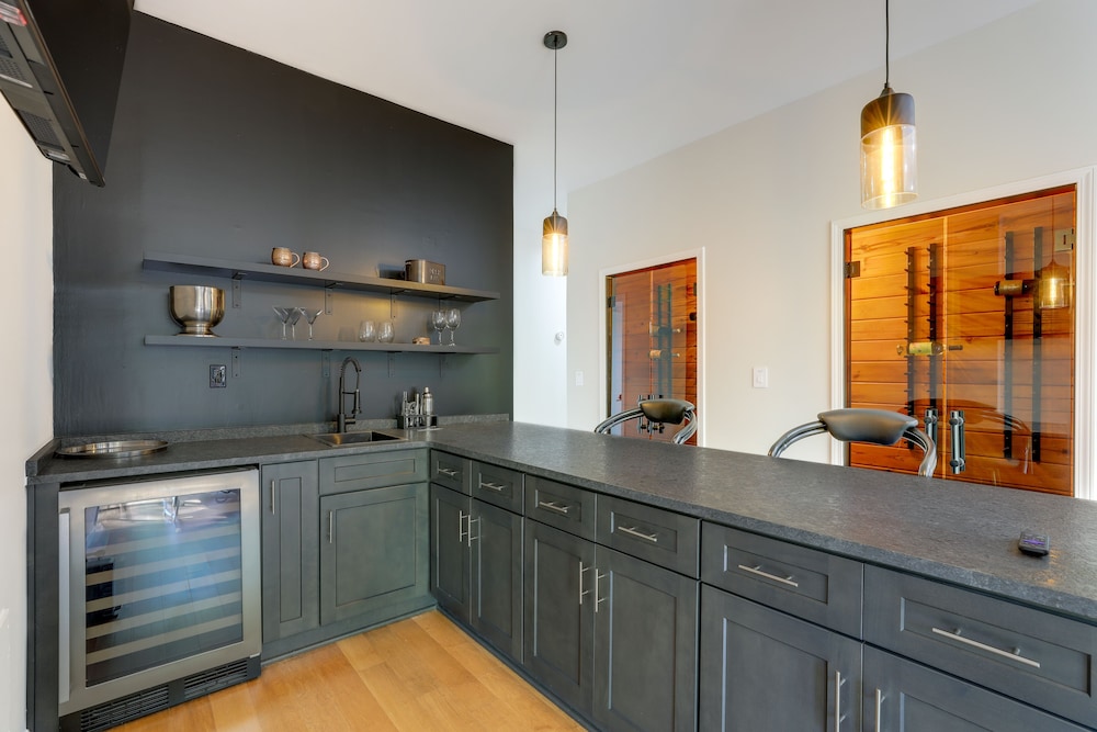 Mid century Modern Luxe Retreat w Hot Tub & Decks