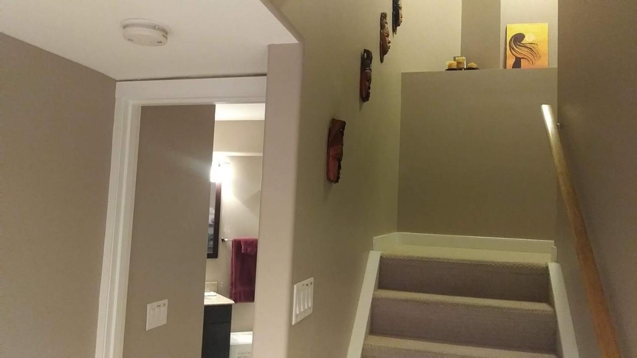 Mountain Calm & Private Ensuite Hosted by Maureen — Calgary — photo 4