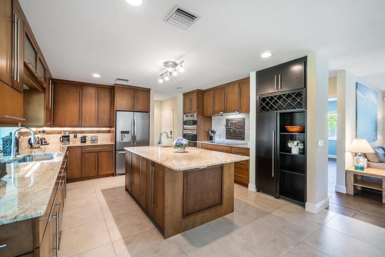 Across from Beach Renovated Coastal Home Gourmet Kitchen & Jetted Tub by Maven Vacation Rentals — 4-Star Luxury Hotel in Riviera Beach, United States