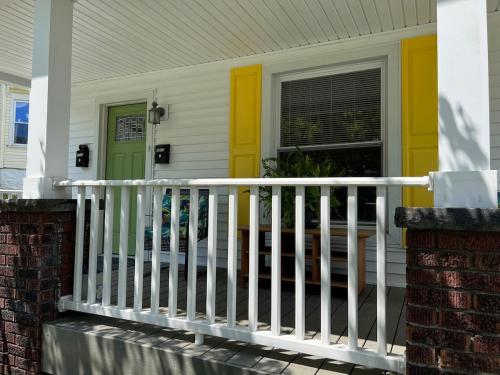 Apt A The Yellow Shuttered House — 4-Star Luxury Hotel in Sharon, United States