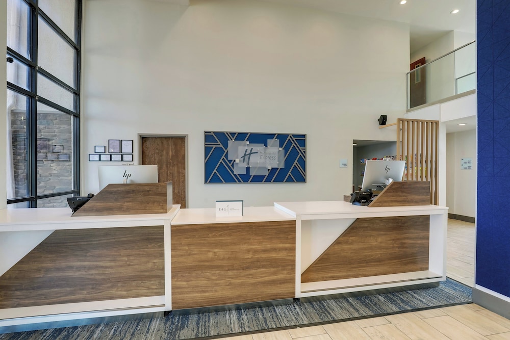 Holiday Inn Express Hotel & Suites Branson 76 Central by IHG - photo 4