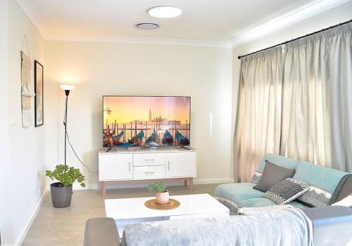 Elegant & Convenient New House at Leppington — 4-Star Luxury Hotel in Leppington, Australia