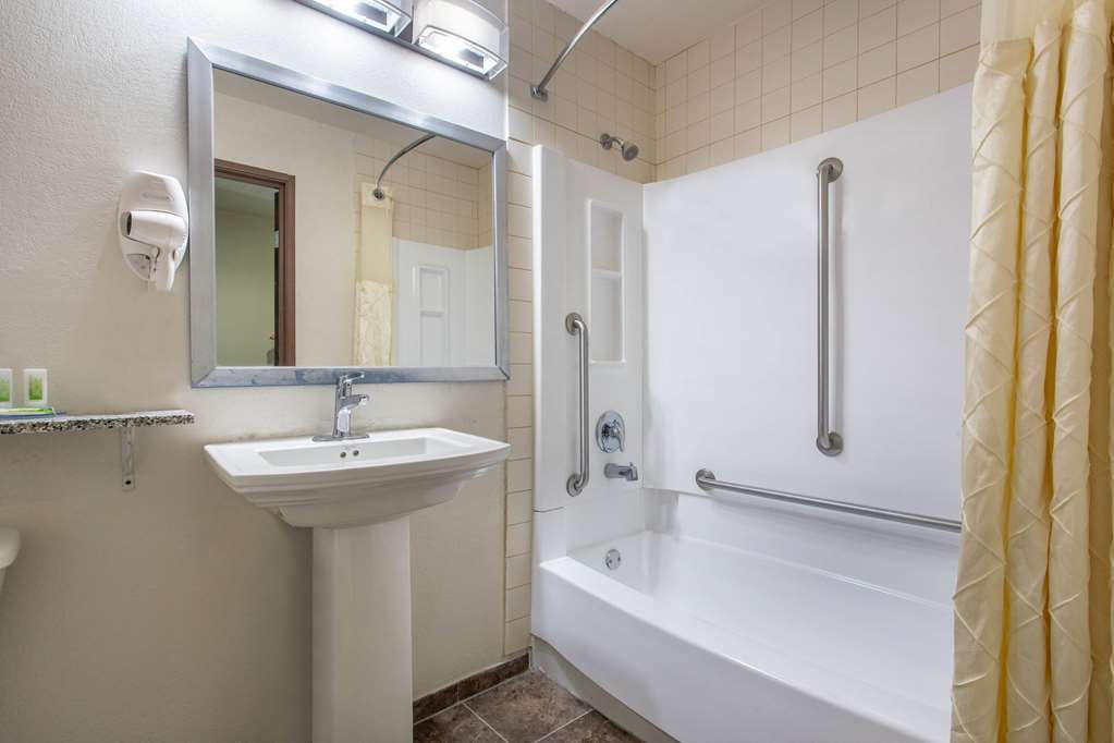 AmericInn by Wyndham Delafield Waukesha Milwaukee - photo 15