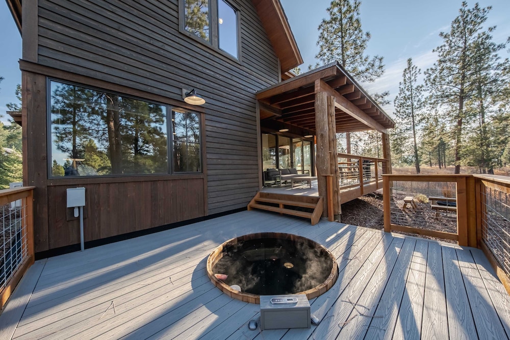 Wilderness Club Cabin Sleeps 7 — 4-Star Luxury Hotel in Eureka, United States