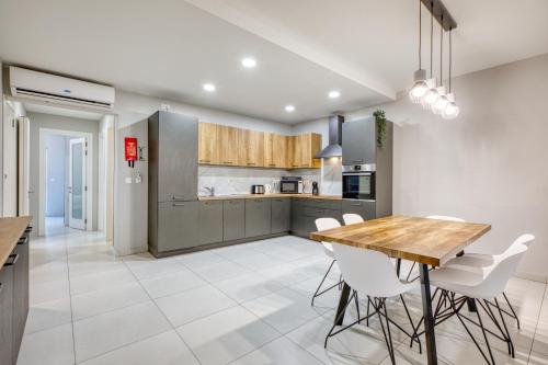 Modern Luxury Apartment in Swieqi Premium Stay by SF Homes — 4-Star Luxury Hotel in Swieqi, Malta
