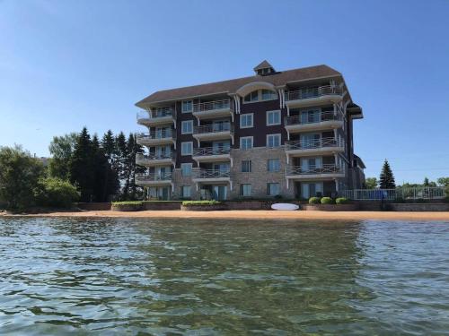 Lovely 2 bedroom Suite with lots of Amenities — 4-Star Luxury Hotel in Traverse City, United States