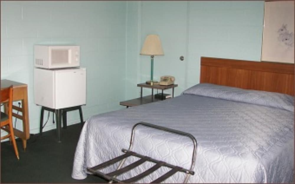 Holiday Host Motel - photo 7