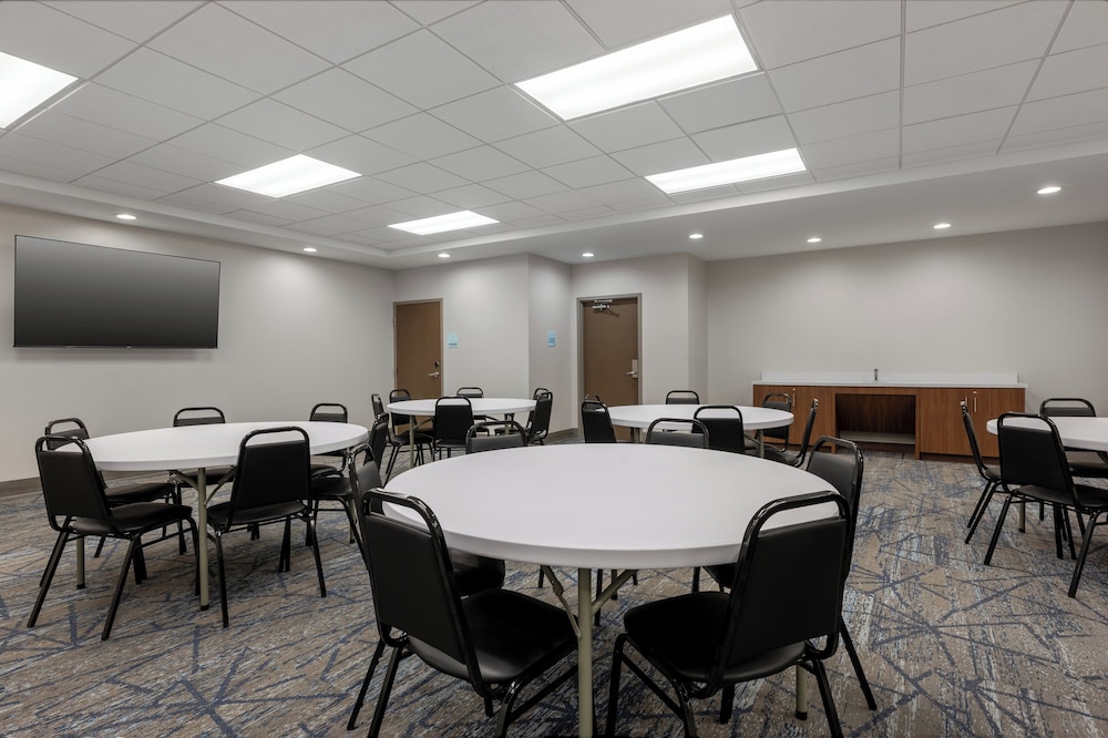 Holiday Inn Express & Suites Stevensville Benton Harbor an IHG Hotel - photo 67