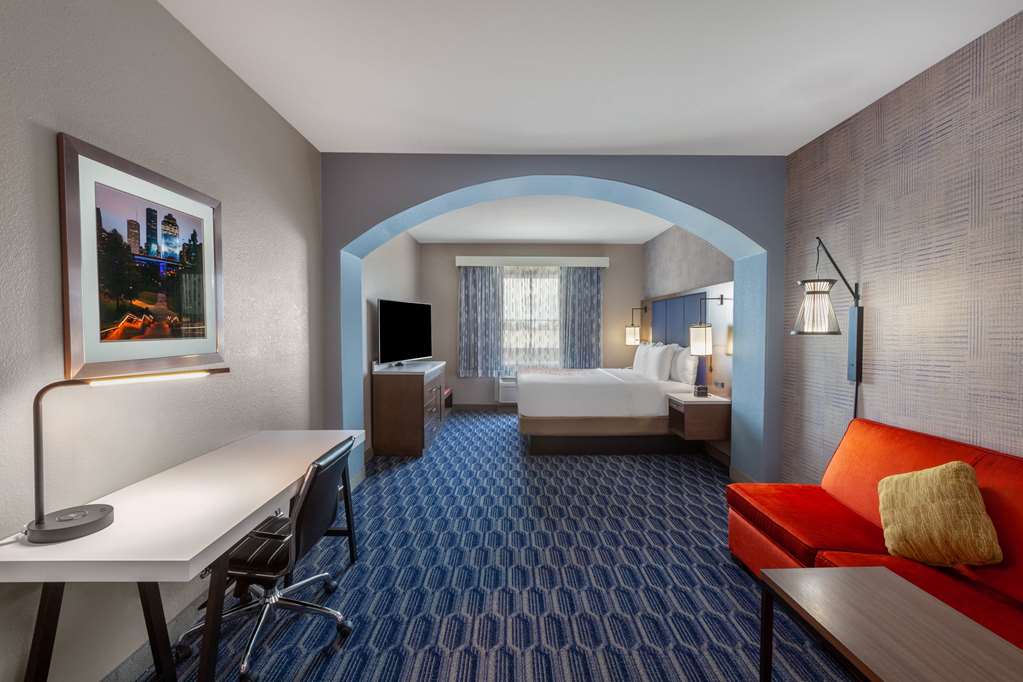 La Quinta Inn & Suites by Wyndham Houston Channelview - photo 16