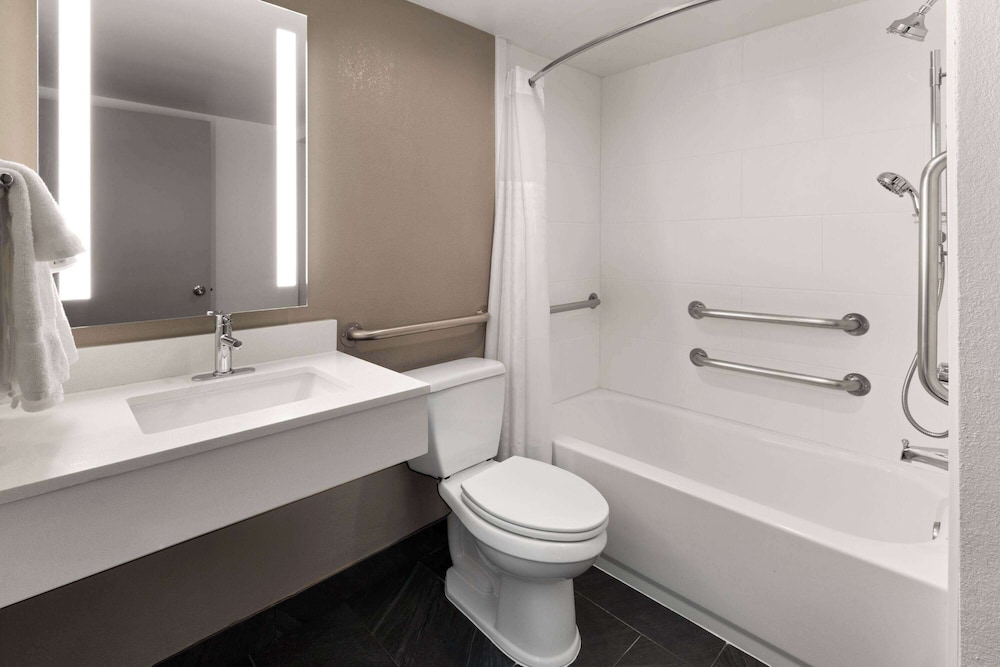 La Quinta Inn & Suites Washington DC Capital NoMA - photo 31