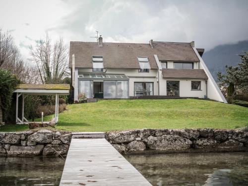 Les Pieds dans l'Eau — hotel in Sevrier
