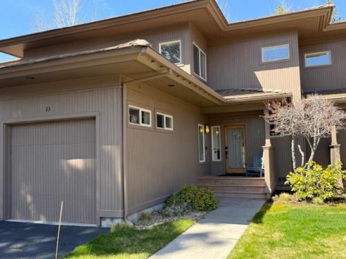 Bluebird Day Timber Ridge - carbon neutral hotel in Bend