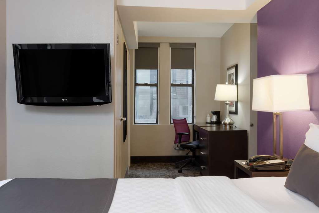 La Quinta Inn & Suites by Wyndham New York City Central Park - photo 12