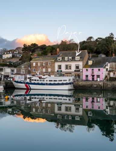 Padstow Escapes Pajar Luxury Penthouse Apartment — 4-Star Luxury Hotel in Padstow, United Kingdom