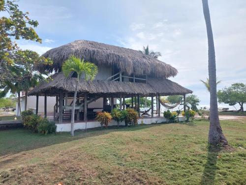 Cabaña ecológica frente al mar en isla fuerte in Unknown City, Colombia