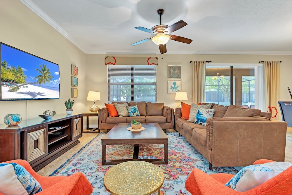 Warm and Inviting Family Villa Themed Rooms Movie Room and Upstairs Entertainment Loft — 4-Star Luxury Hotel in Davenport, United States