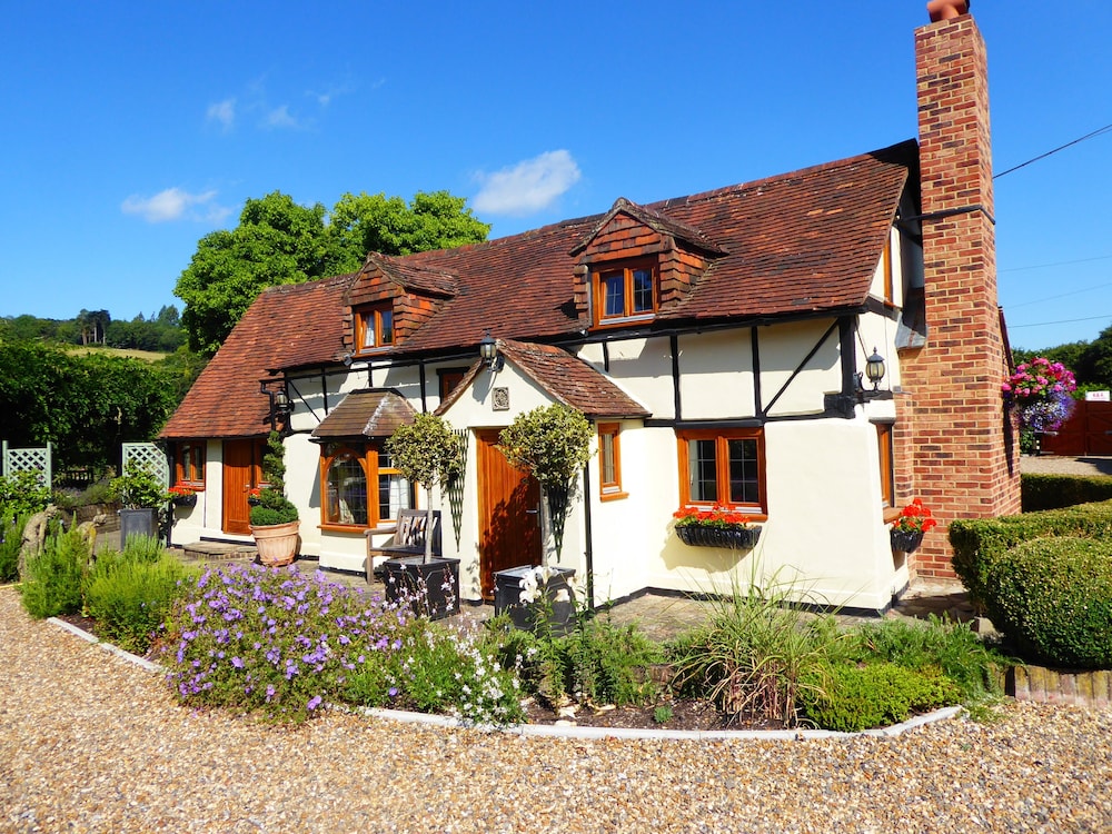 Handywater Cottage B&B — 5-Star Luxury Hotel in Henley On Thames, United Kingdom