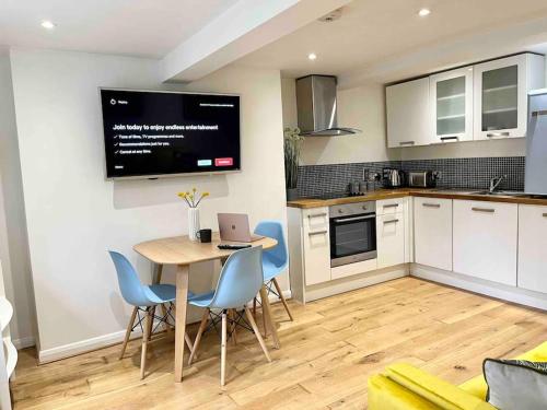 Charming Period Apartment for 3 Near Uni Hospital and Town Free Parking