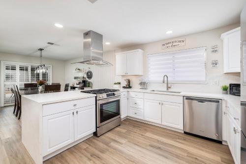 Single Story minutes from Summerlin with RV Parking & Dog Friendly