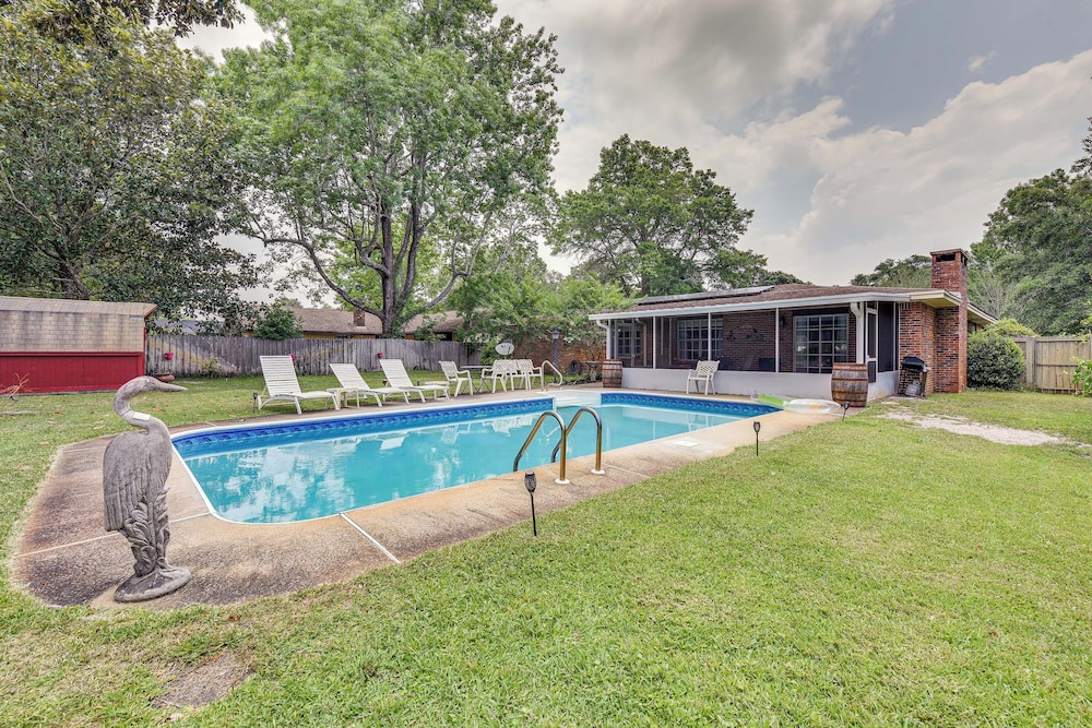 Pet Friendly Fort Walton Beach Home with Pool — 4-Star Luxury Hotel in Fort Walton Beach, United States