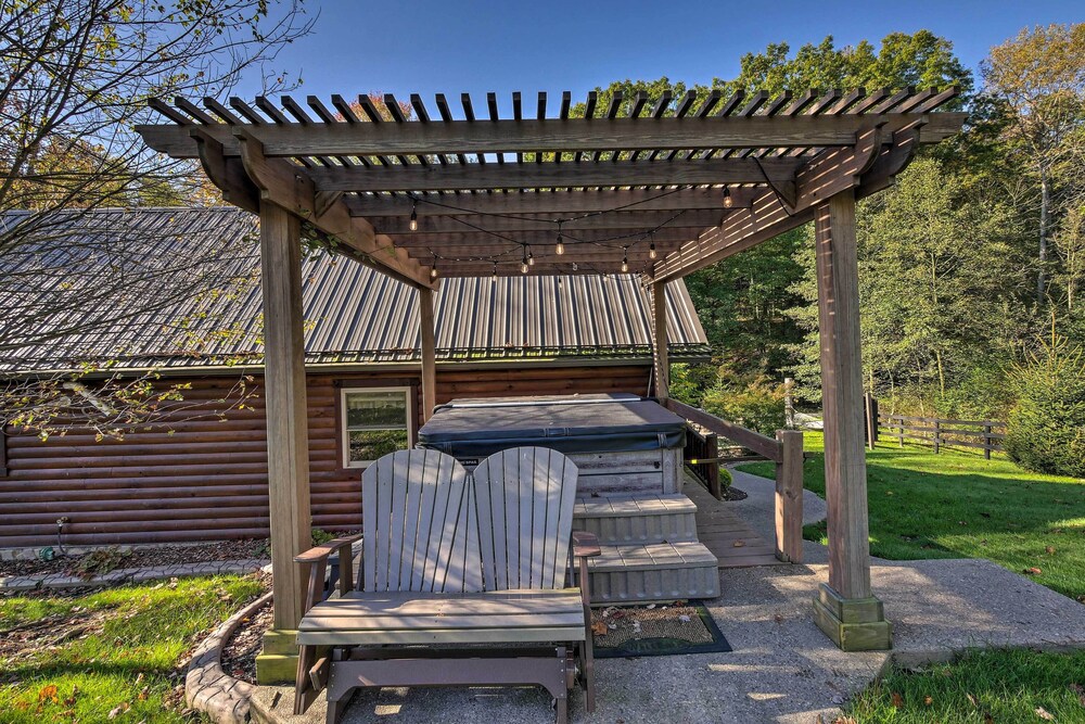 Rustic Dundee Log Cabin with Hot Tub And Forest Views — 4-Star Luxury Hotel in New Philadelphia, United States