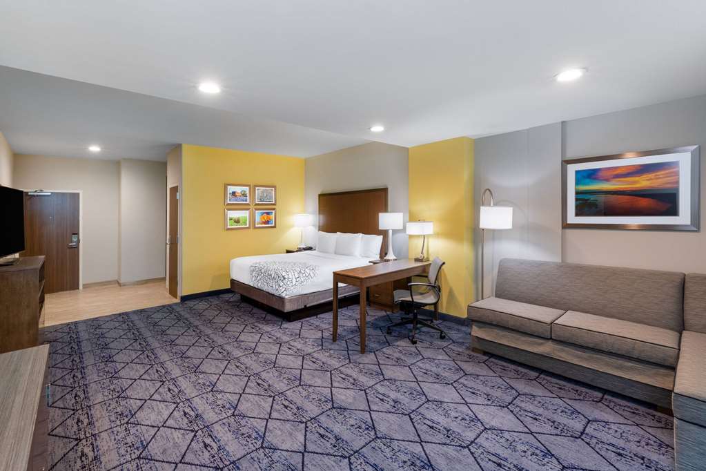 La Quinta Inn & Suites by Wyndham Round Rock near Kalahari - photo 33