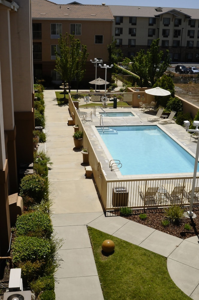 Hampton Inn & Suites Redding - photo 26