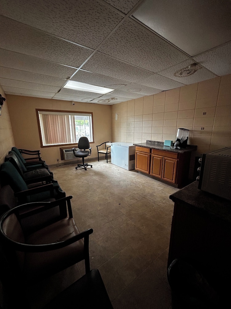 Grand Inn Moorhead - photo 6