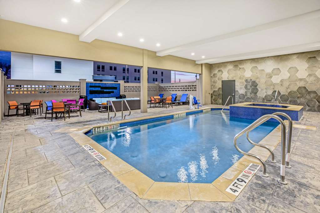 La Quinta Inn & Suites by Wyndham Waco Downtown Baylor - photo 6