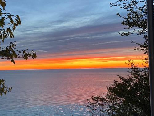 Sunset Serenity Incredible Home On Lake Bluff — 4-Star Luxury Hotel in Frankfort, United States